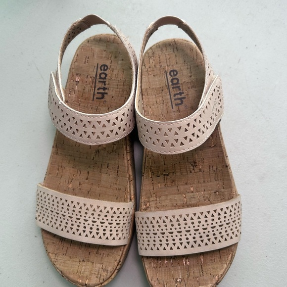 Earth Women's laser cut strap tan/beige Estella Sandals size 8.5 - Picture 3 of 12
